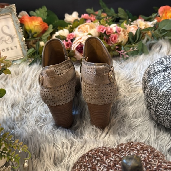 Franco Sarto Dakota Suede Ankle Bootie Tan 7.5 - Picture 6 of 12